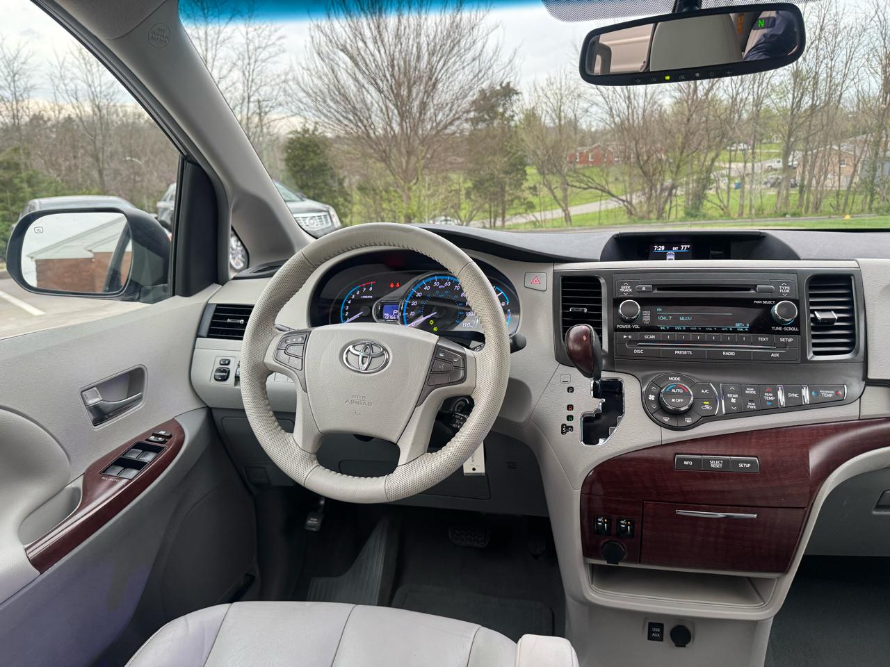 Toyota Sienna 5dr 7-Pass Van V6 XLE AAS FWD (Natl) 2013