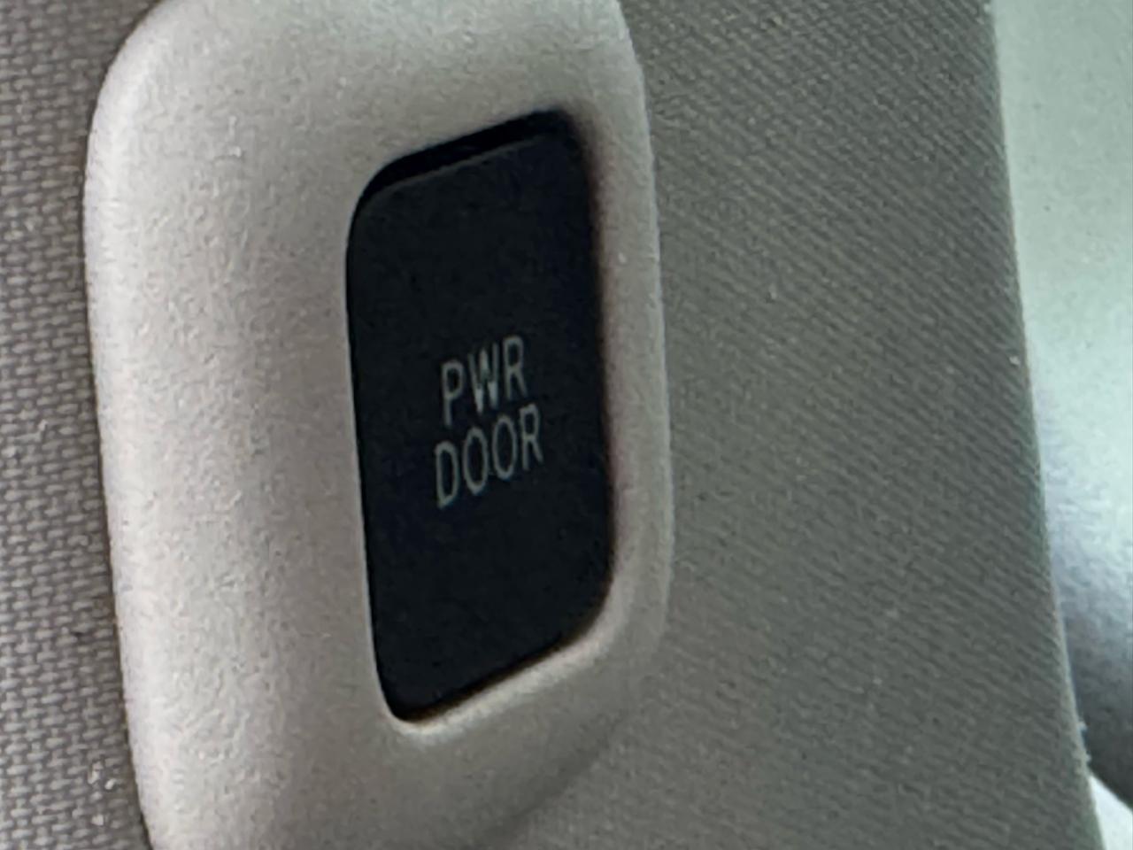 Toyota Sienna 5dr 7-Pass Van V6 XLE AAS FWD (Natl) 2013