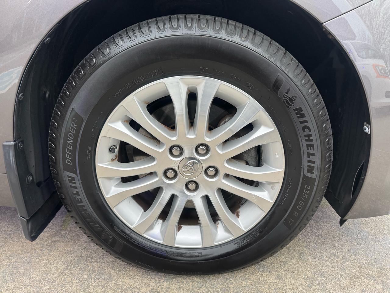 Toyota Sienna 5dr 7-Pass Van V6 XLE AAS FWD (Natl) 2013