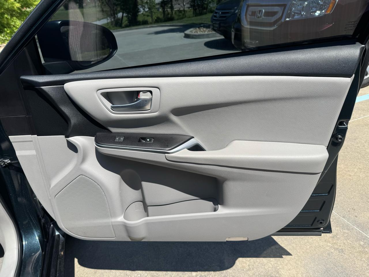 Toyota Camry 4dr Sdn I4 Auto LE (Natl) 2016