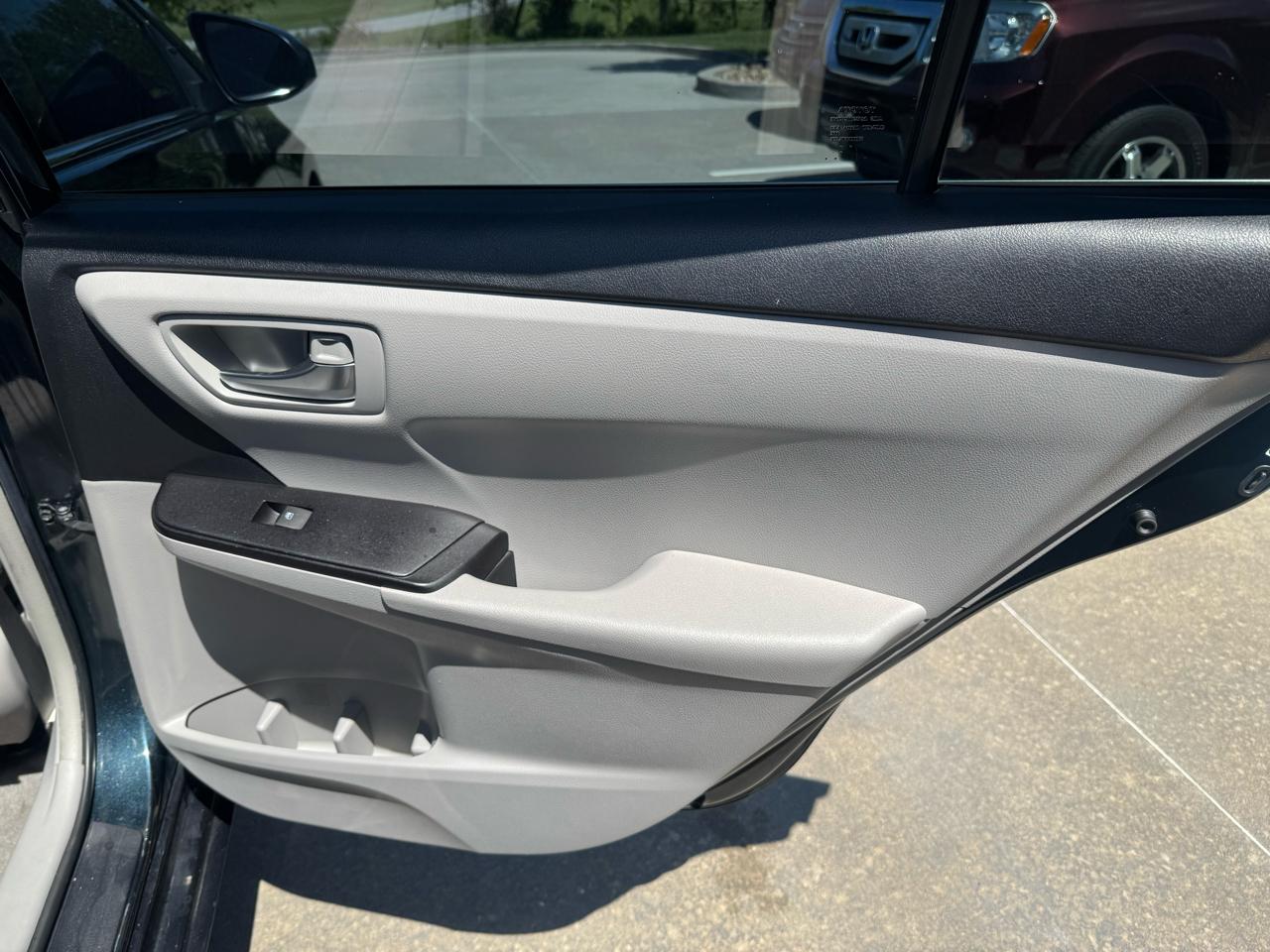 Toyota Camry 4dr Sdn I4 Auto LE (Natl) 2016