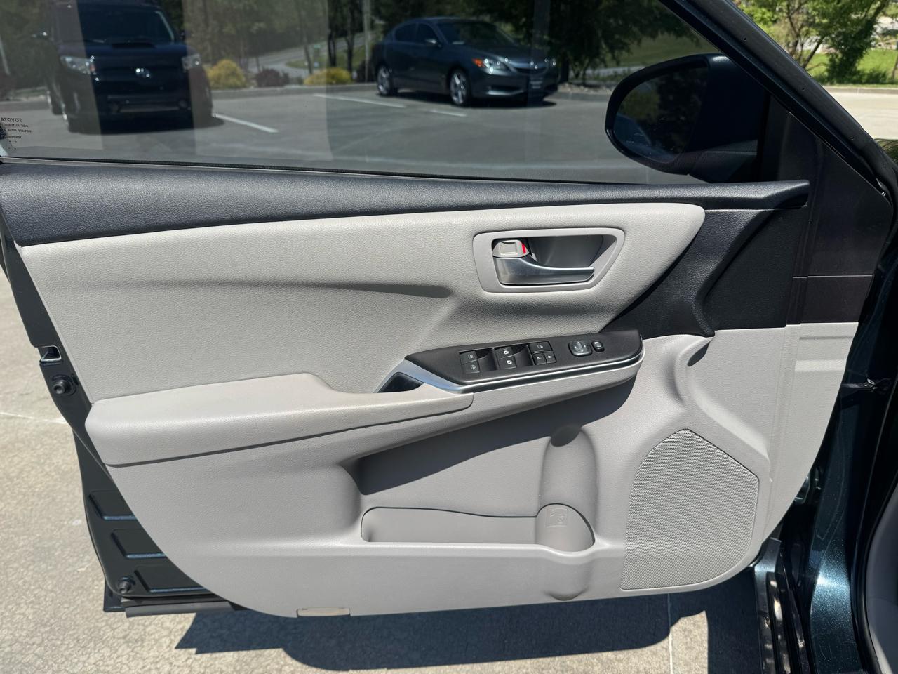 Toyota Camry 4dr Sdn I4 Auto LE (Natl) 2016