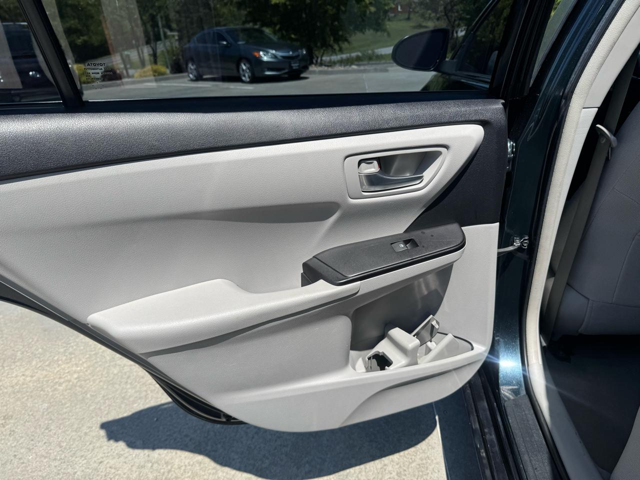 Toyota Camry 4dr Sdn I4 Auto LE (Natl) 2016