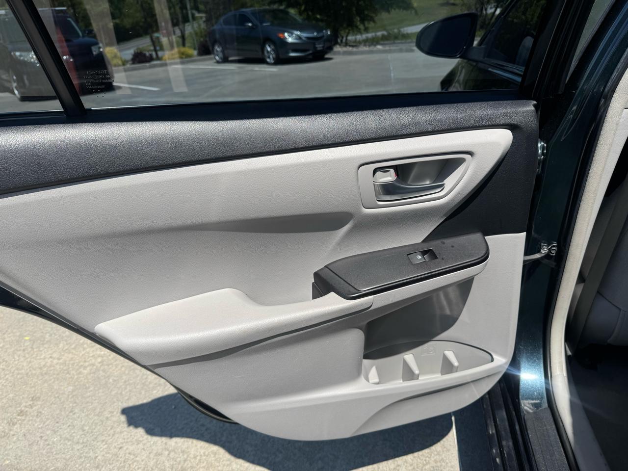 Toyota Camry 4dr Sdn I4 Auto LE (Natl) 2016