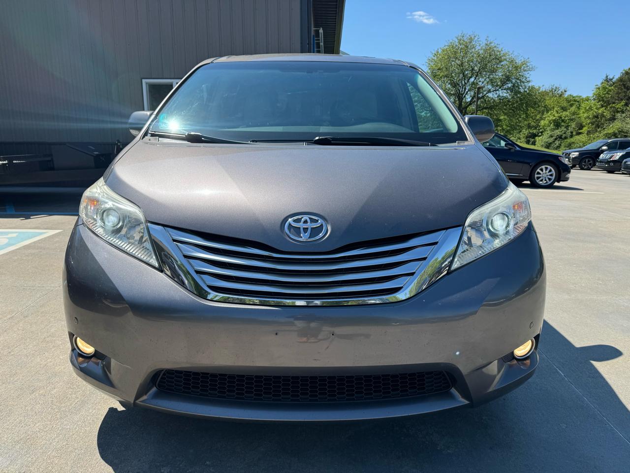 Toyota Sienna 5dr 7-Pass Van V6 XLE AWD (Natl) 2011