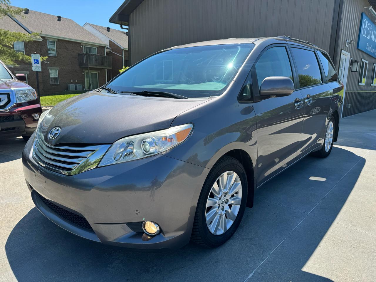 Toyota Sienna 5dr 7-Pass Van V6 XLE AWD (Natl) 2011