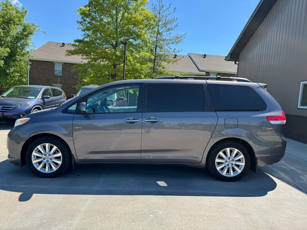 Toyota Sienna 5dr 7-Pass Van V6 XLE AWD (Natl) 2011