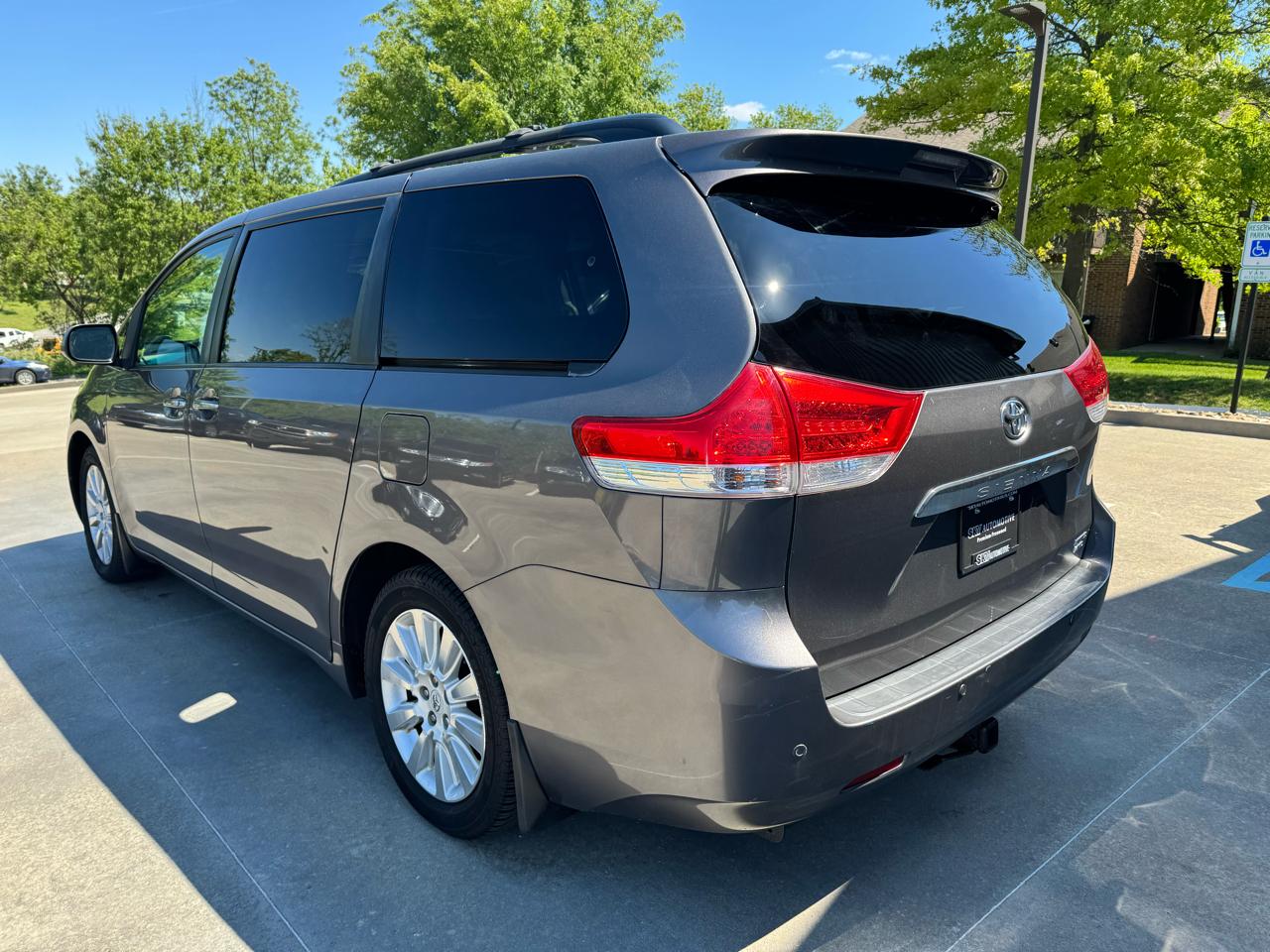 Toyota Sienna 5dr 7-Pass Van V6 XLE AWD (Natl) 2011