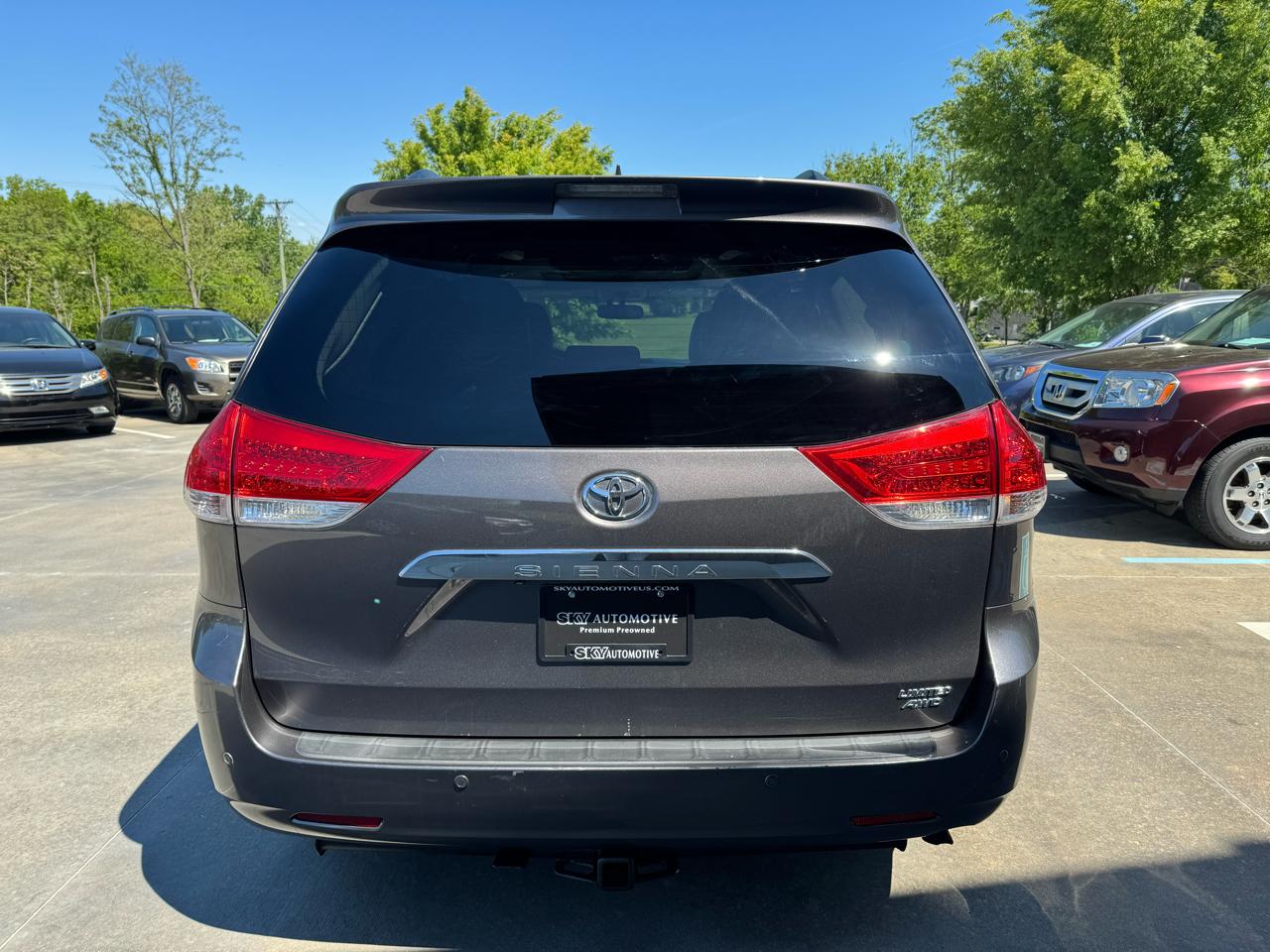 Toyota Sienna 5dr 7-Pass Van V6 XLE AWD (Natl) 2011