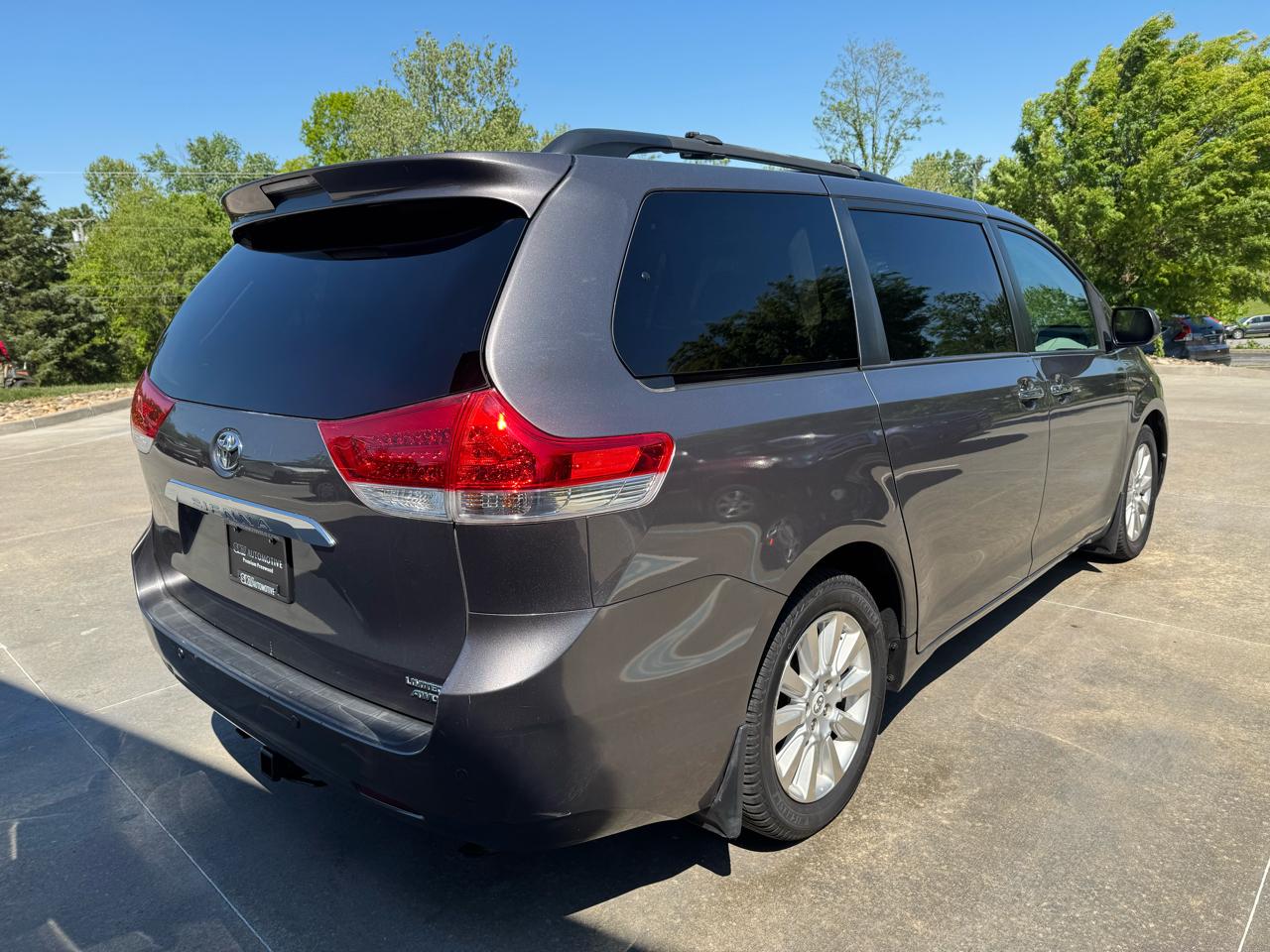 Toyota Sienna 5dr 7-Pass Van V6 XLE AWD (Natl) 2011