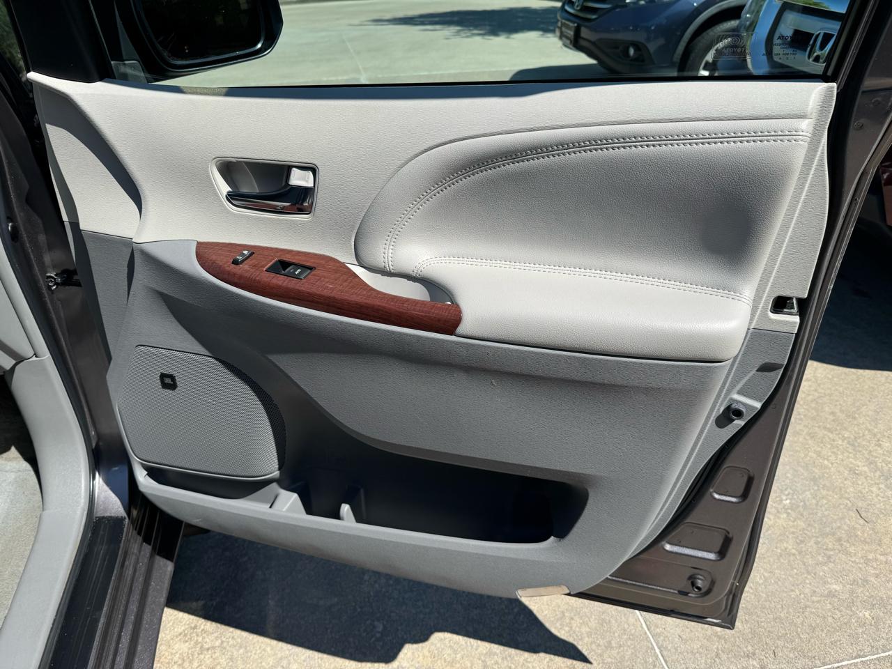 Toyota Sienna 5dr 7-Pass Van V6 XLE AWD (Natl) 2011