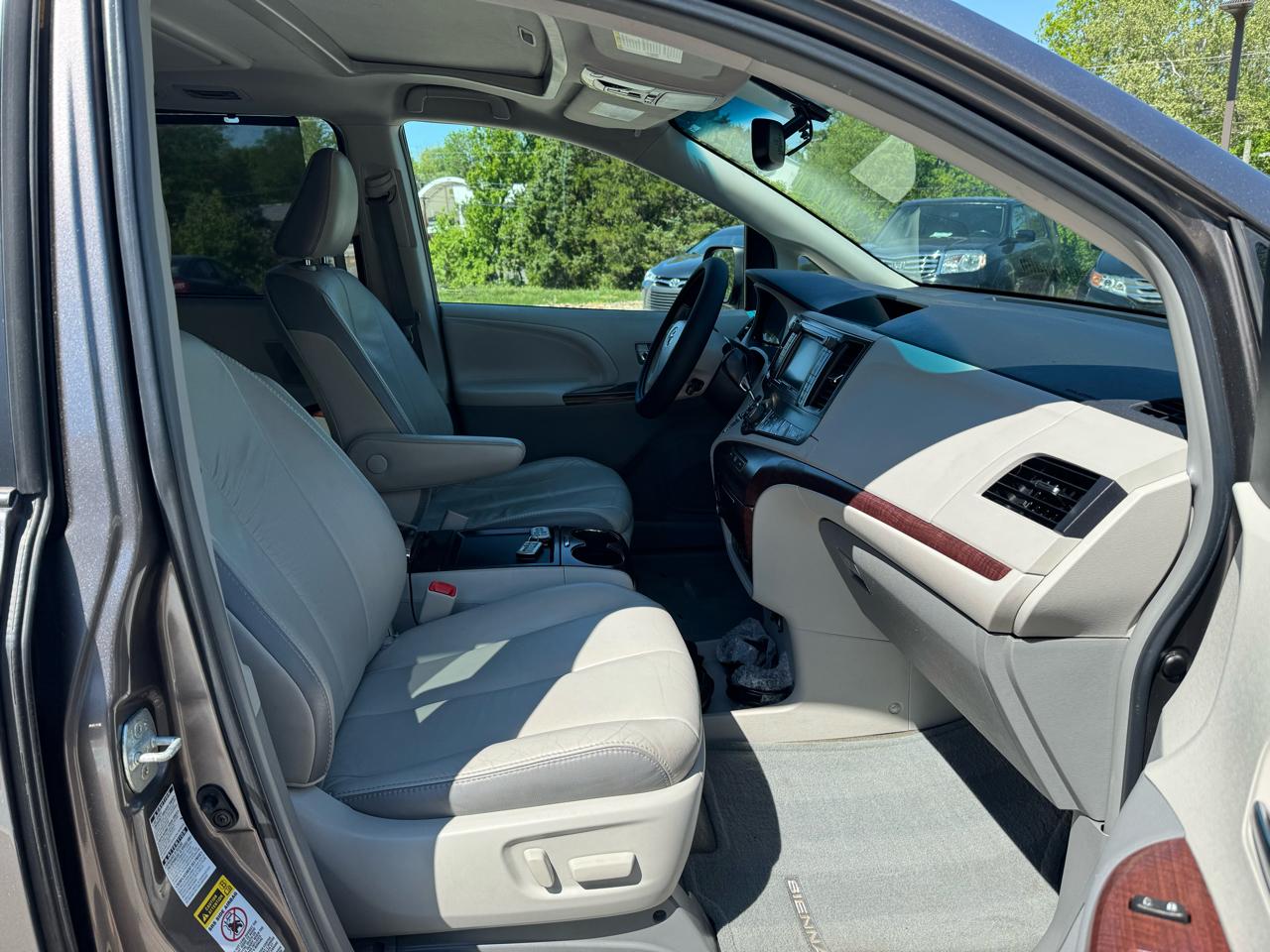 Toyota Sienna 5dr 7-Pass Van V6 XLE AWD (Natl) 2011