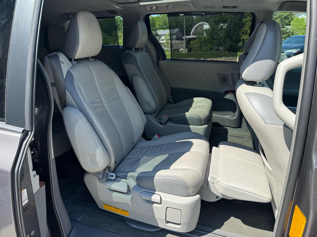 Toyota Sienna 5dr 7-Pass Van V6 XLE AWD (Natl) 2011