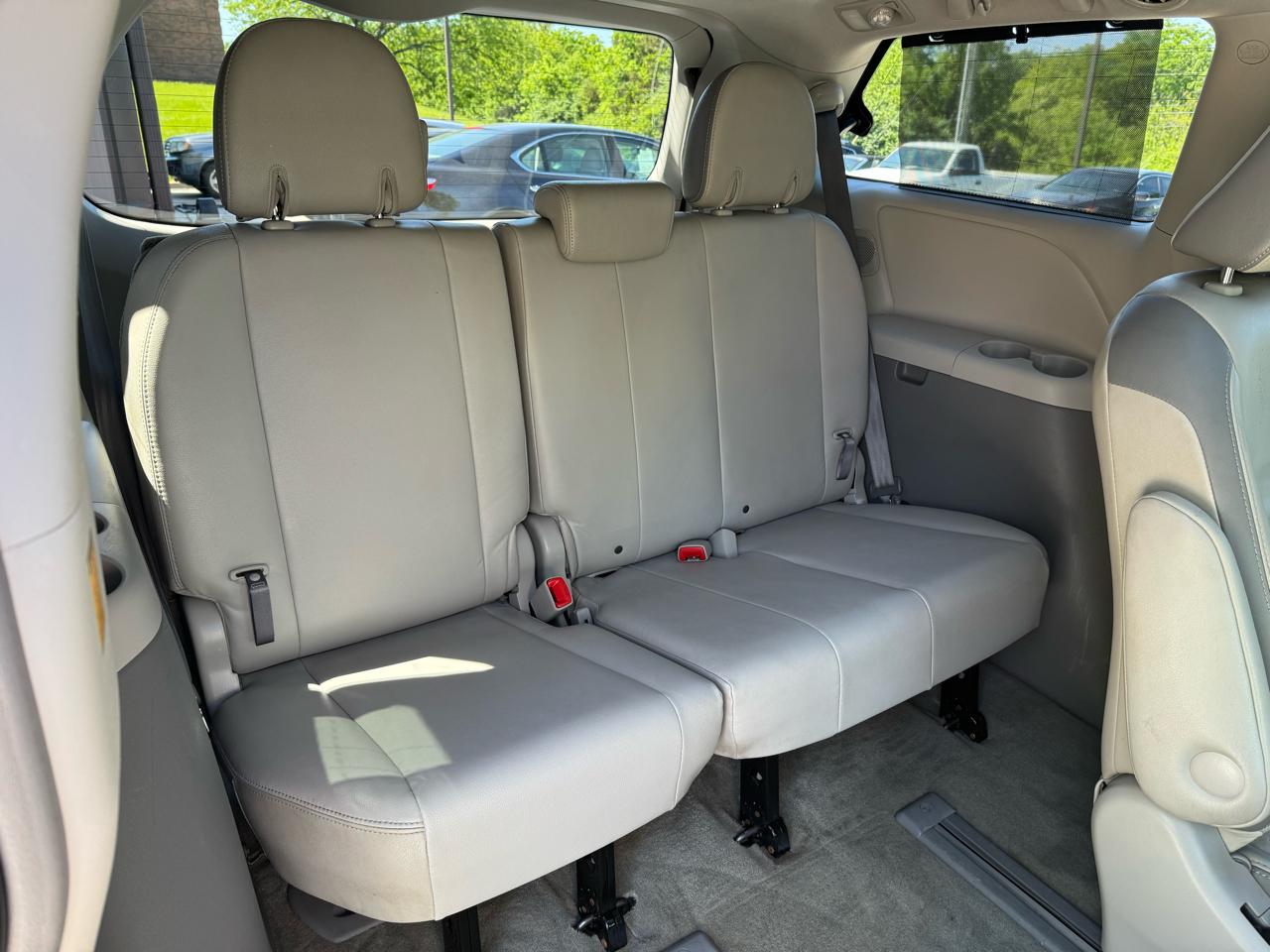 Toyota Sienna 5dr 7-Pass Van V6 XLE AWD (Natl) 2011