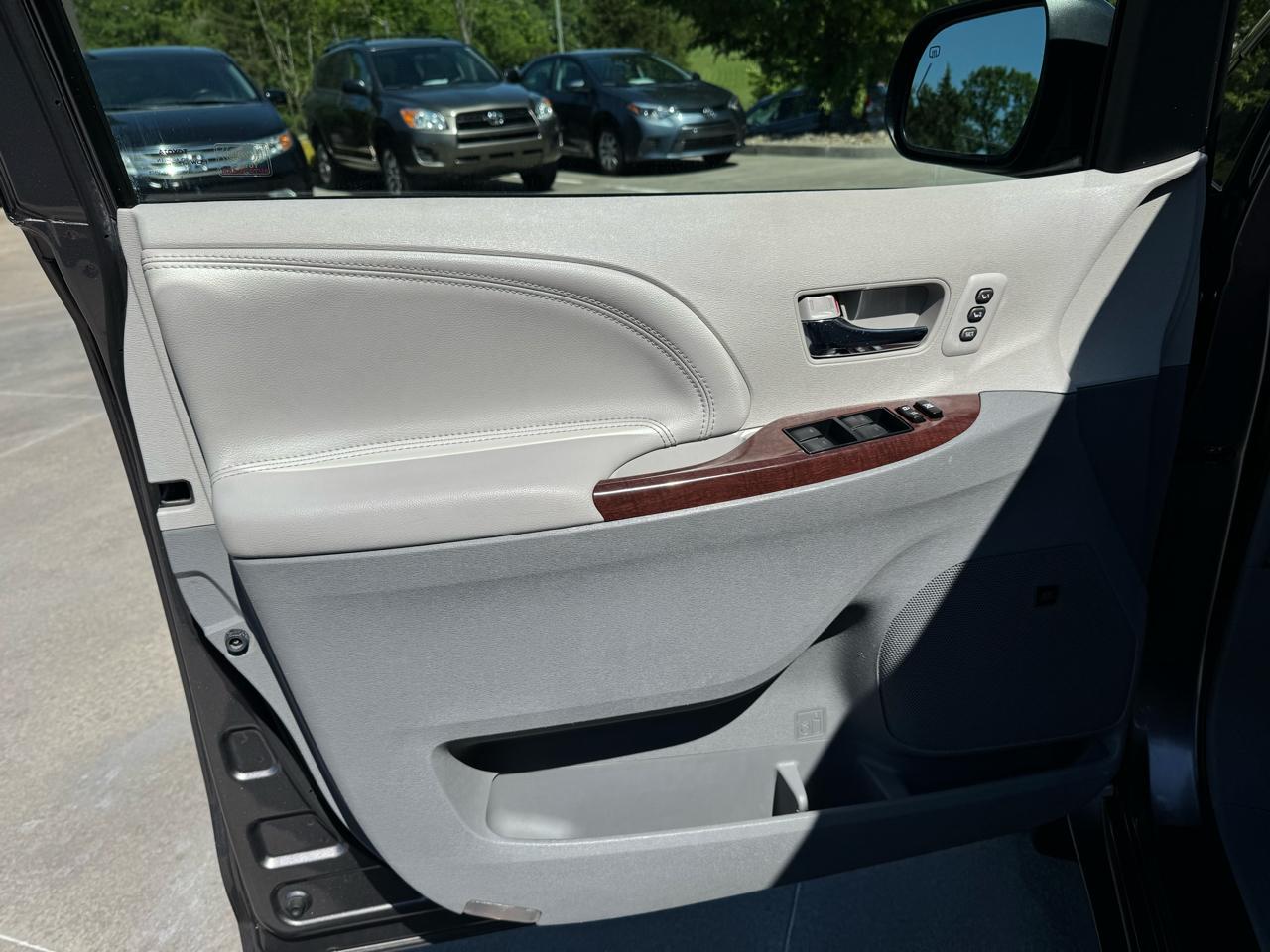 Toyota Sienna 5dr 7-Pass Van V6 XLE AWD (Natl) 2011