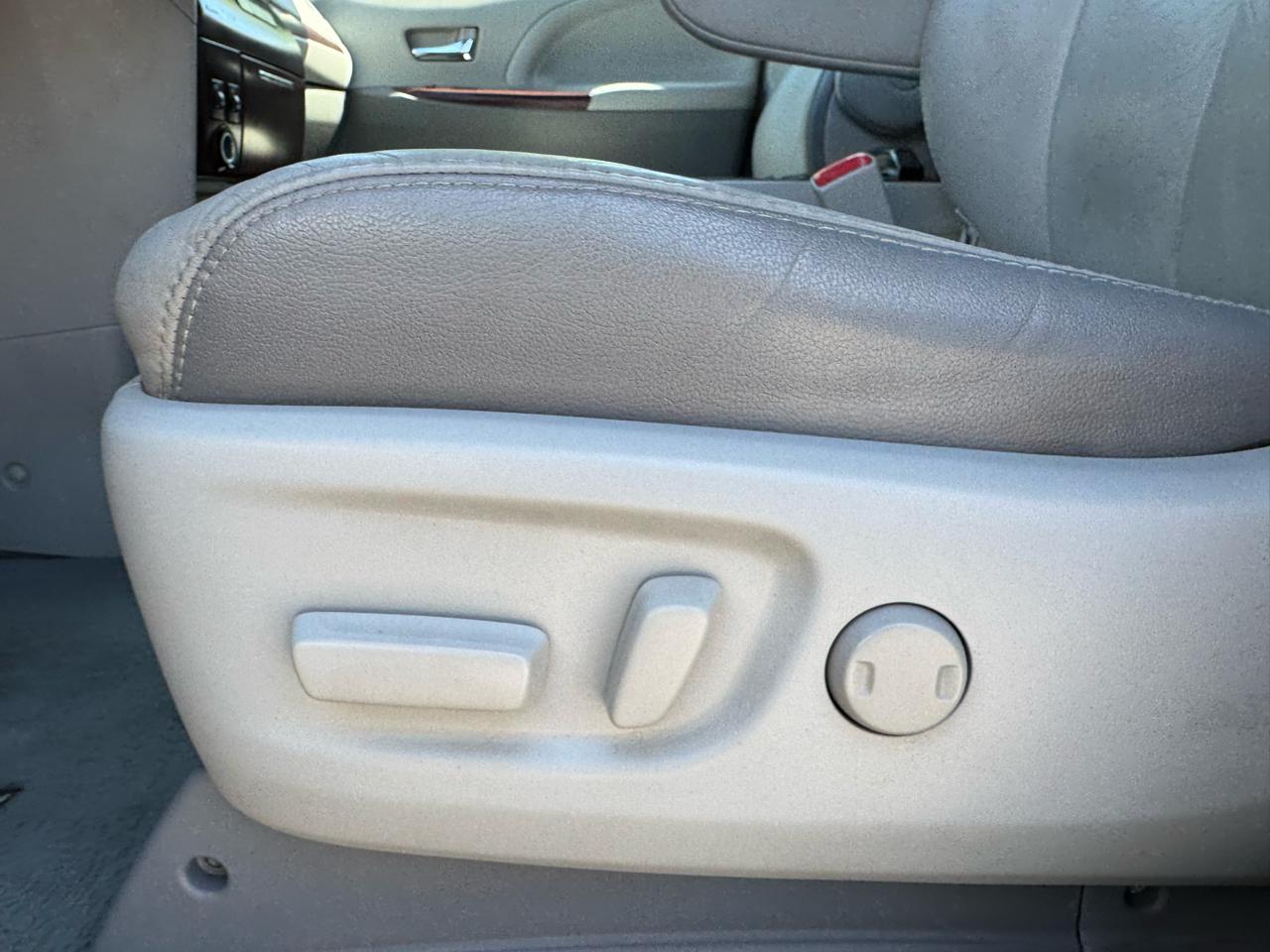 Toyota Sienna 5dr 7-Pass Van V6 XLE AWD (Natl) 2011