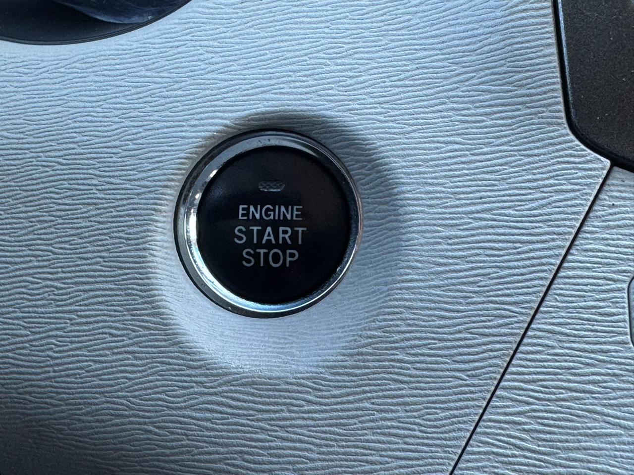 Toyota Sienna 5dr 7-Pass Van V6 XLE AWD (Natl) 2011
