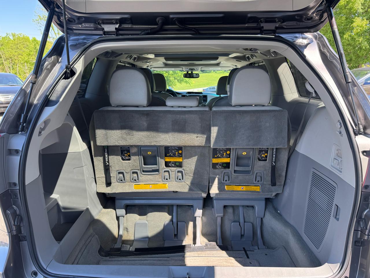 Toyota Sienna 5dr 7-Pass Van V6 XLE AWD (Natl) 2011