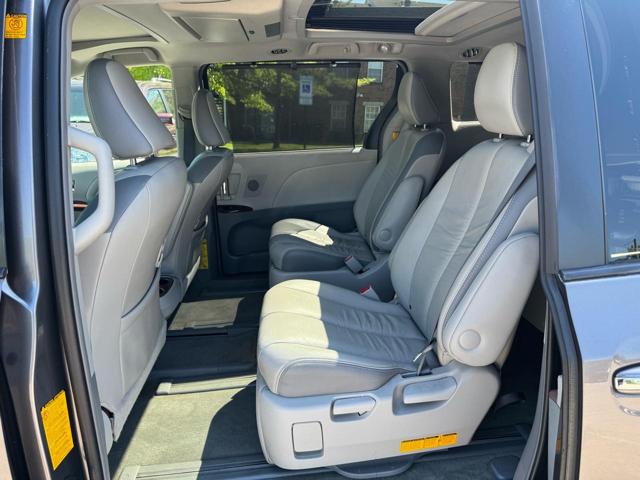 Toyota Sienna 5dr 7-Pass Van V6 XLE AWD (Natl) 2011