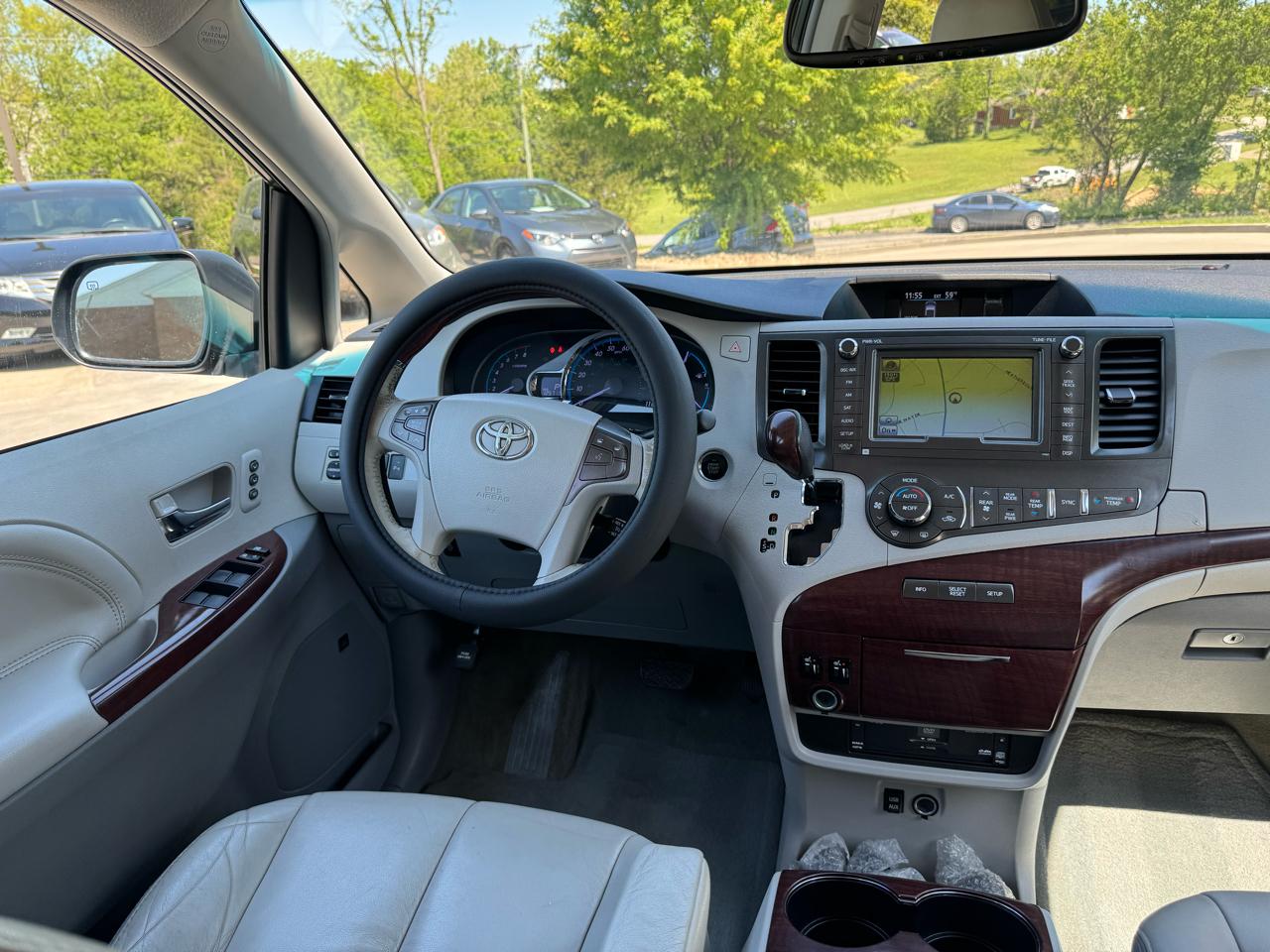 Toyota Sienna 5dr 7-Pass Van V6 XLE AWD (Natl) 2011