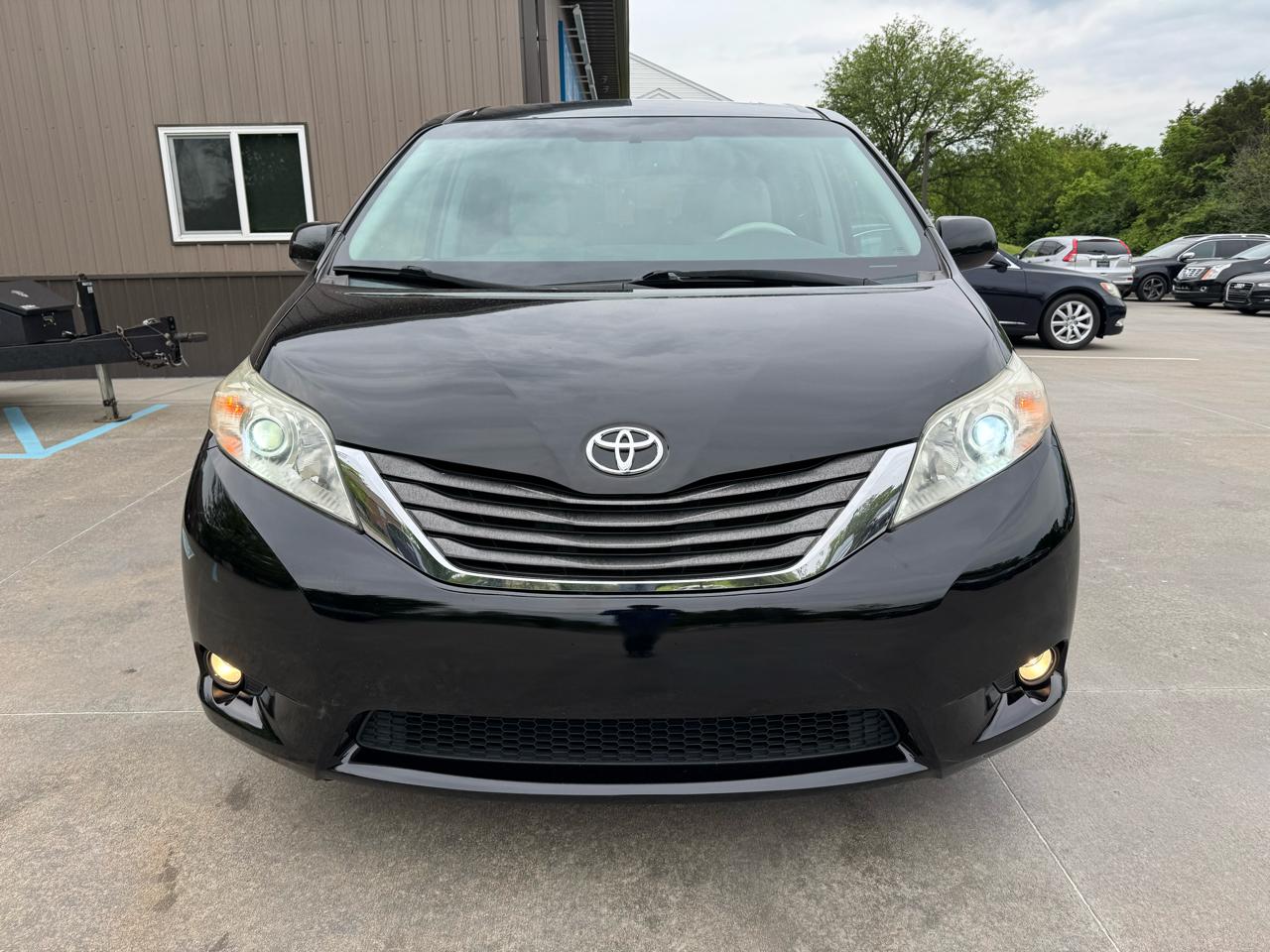 Toyota Sienna 5dr 8-Pass Van V6 XLE FWD (Natl) 2014