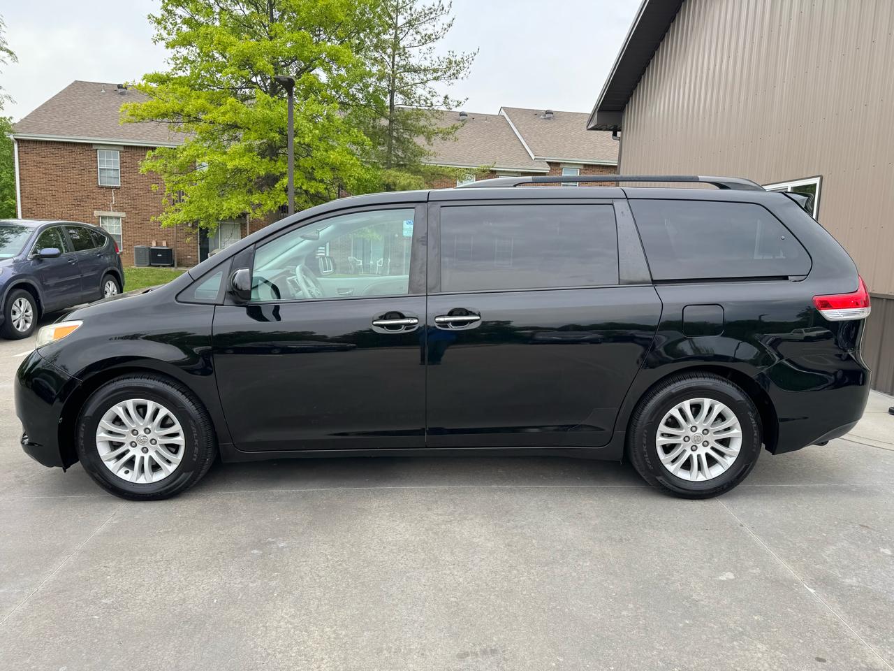 Toyota Sienna 5dr 8-Pass Van V6 XLE FWD (Natl) 2014