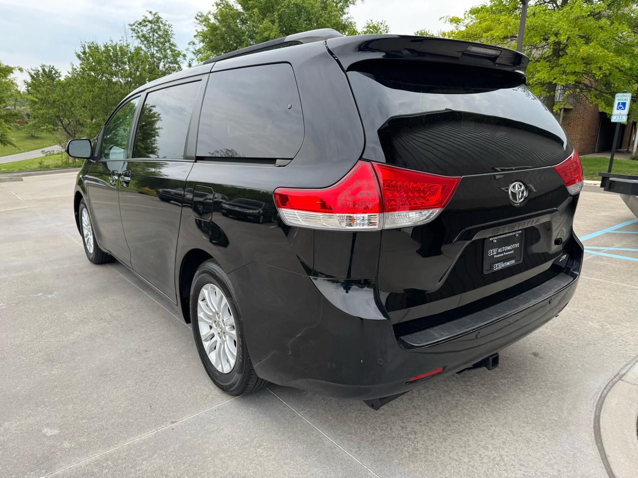 Toyota Sienna 5dr 8-Pass Van V6 XLE FWD (Natl) 2014