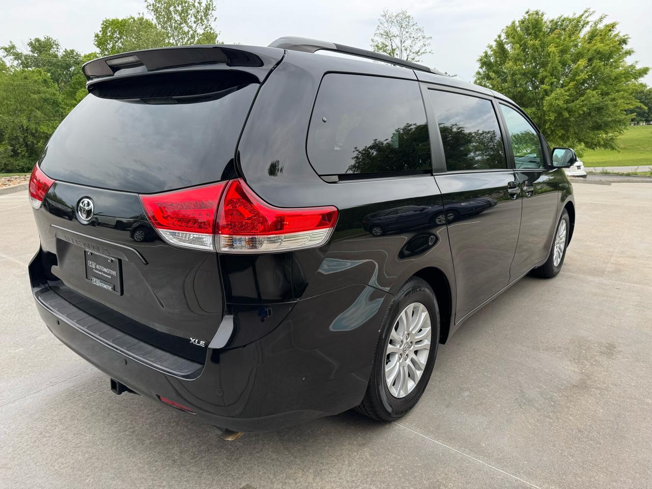Toyota Sienna 5dr 8-Pass Van V6 XLE FWD (Natl) 2014