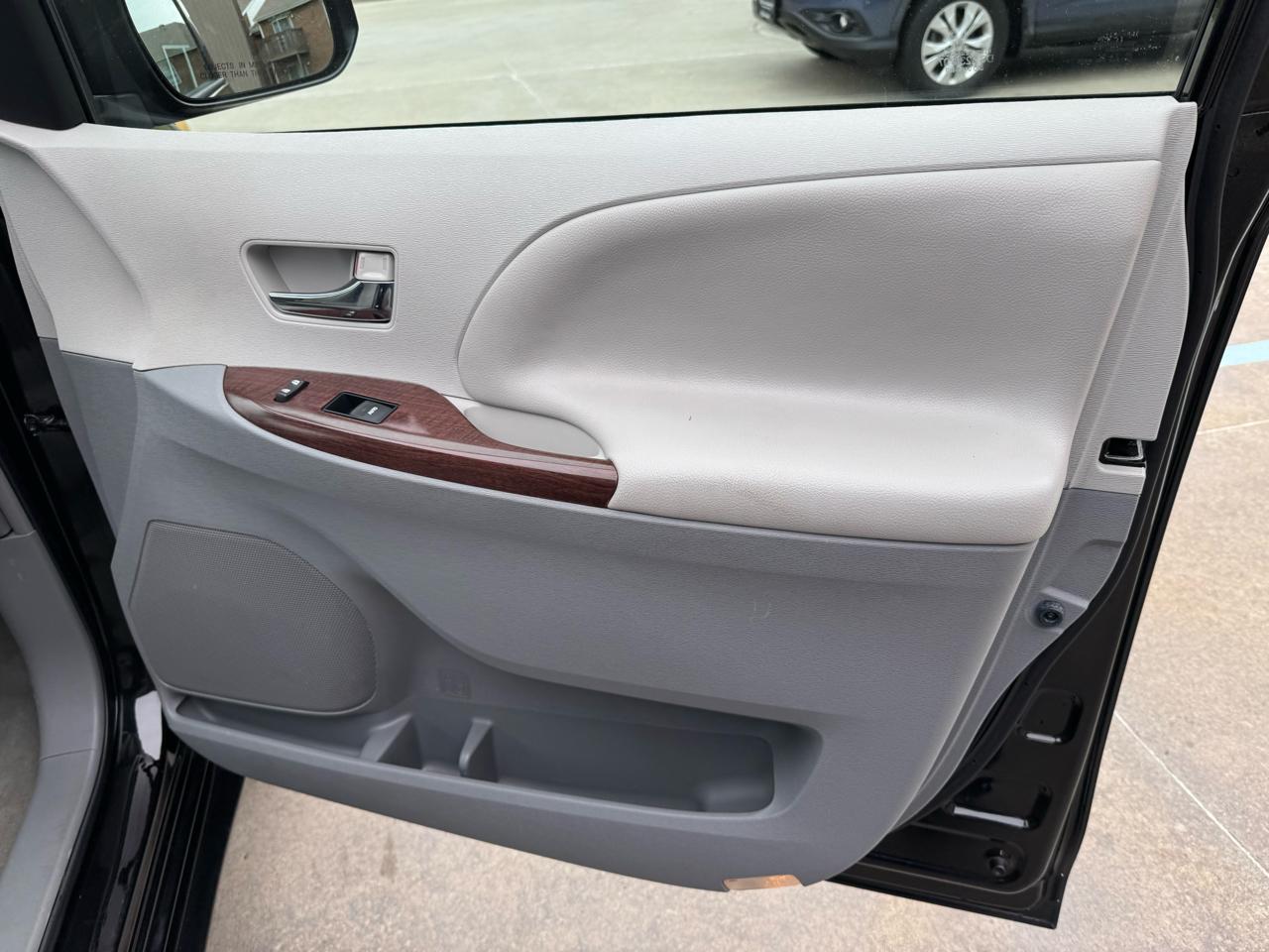 Toyota Sienna 5dr 8-Pass Van V6 XLE FWD (Natl) 2014