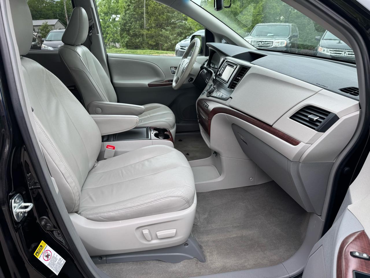 Toyota Sienna 5dr 8-Pass Van V6 XLE FWD (Natl) 2014