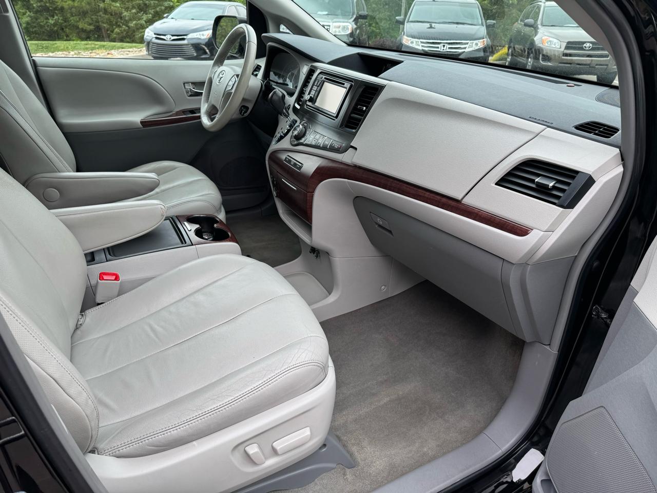 Toyota Sienna 5dr 8-Pass Van V6 XLE FWD (Natl) 2014