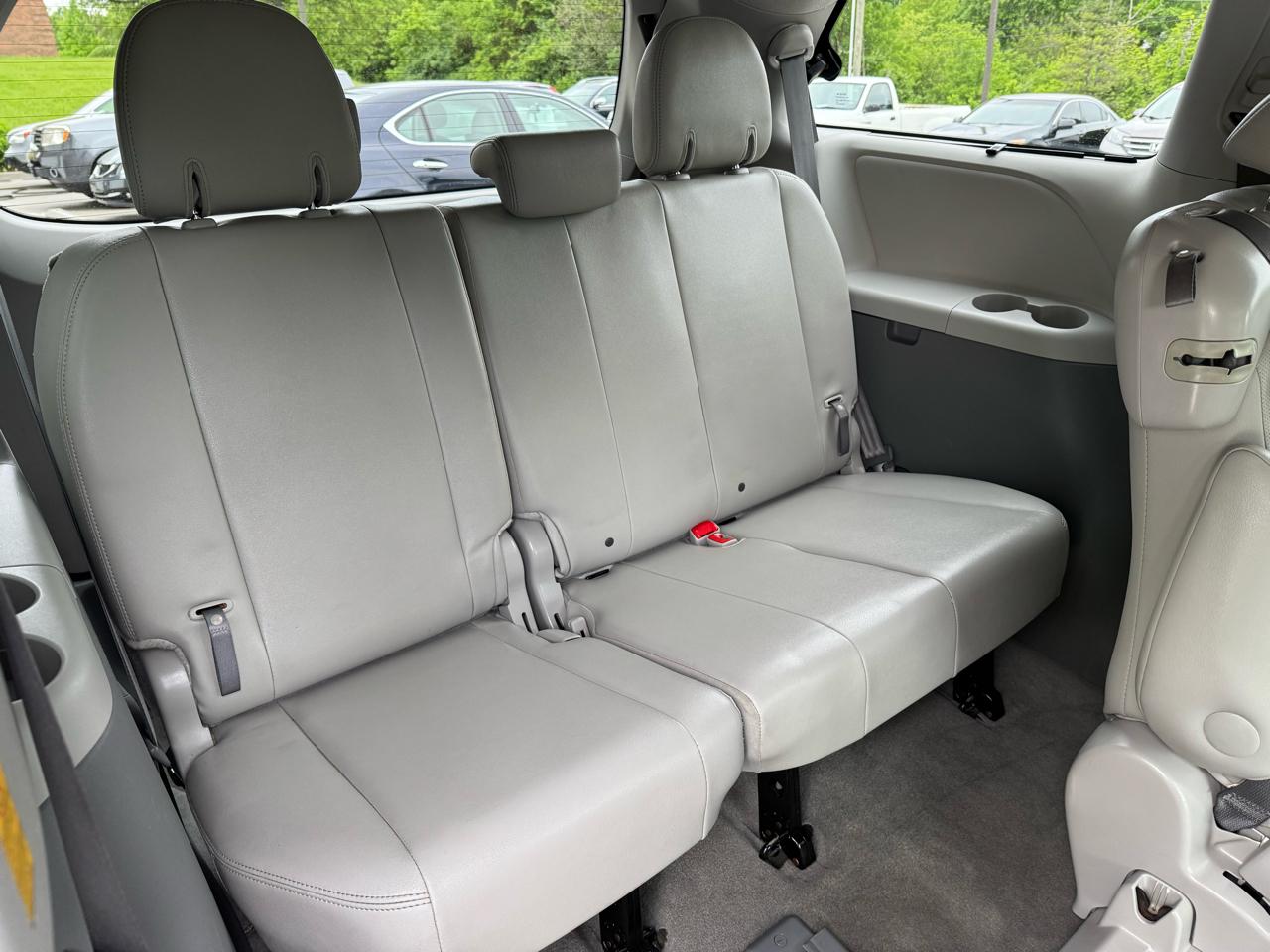 Toyota Sienna 5dr 8-Pass Van V6 XLE FWD (Natl) 2014