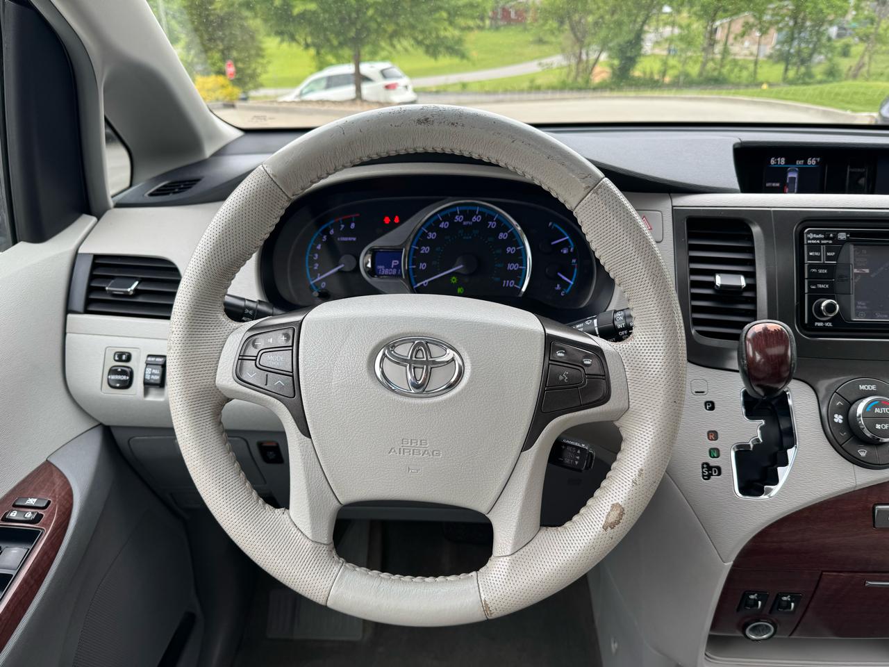 Toyota Sienna 5dr 8-Pass Van V6 XLE FWD (Natl) 2014