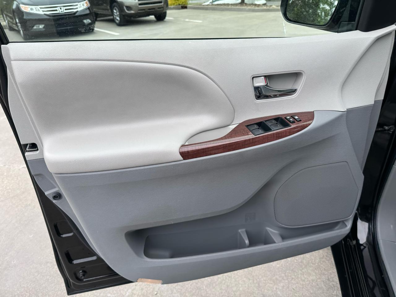 Toyota Sienna 5dr 8-Pass Van V6 XLE FWD (Natl) 2014