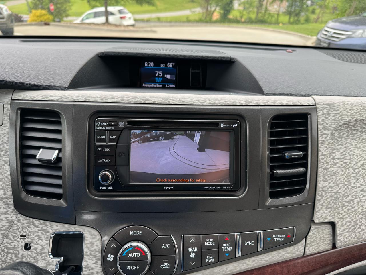 Toyota Sienna 5dr 8-Pass Van V6 XLE FWD (Natl) 2014