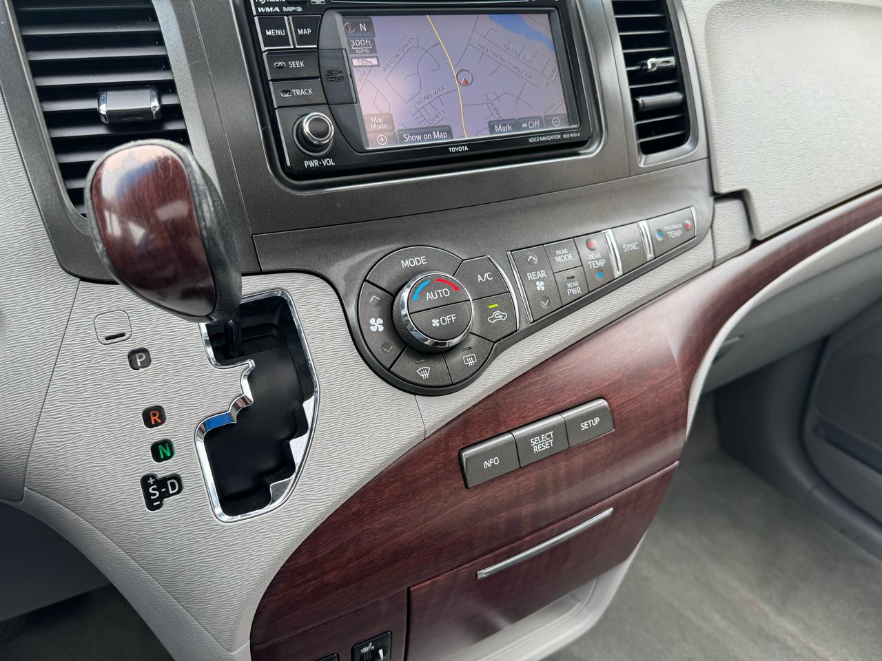 Toyota Sienna 5dr 8-Pass Van V6 XLE FWD (Natl) 2014