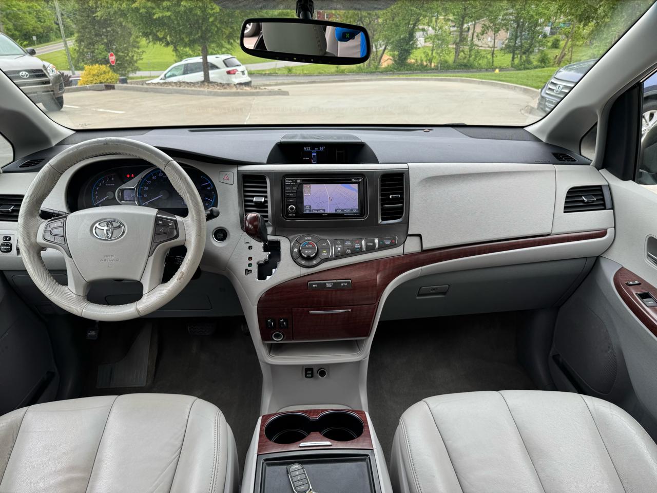 Toyota Sienna 5dr 8-Pass Van V6 XLE FWD (Natl) 2014