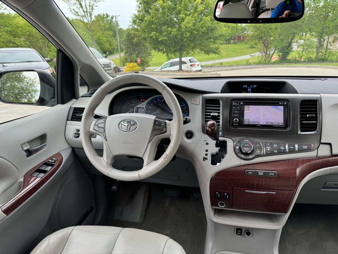 Toyota Sienna 5dr 8-Pass Van V6 XLE FWD (Natl) 2014