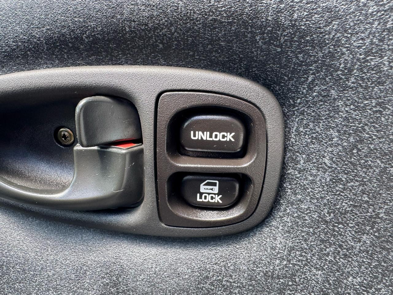2001 Saturn S-Series SL1 - Photo 9