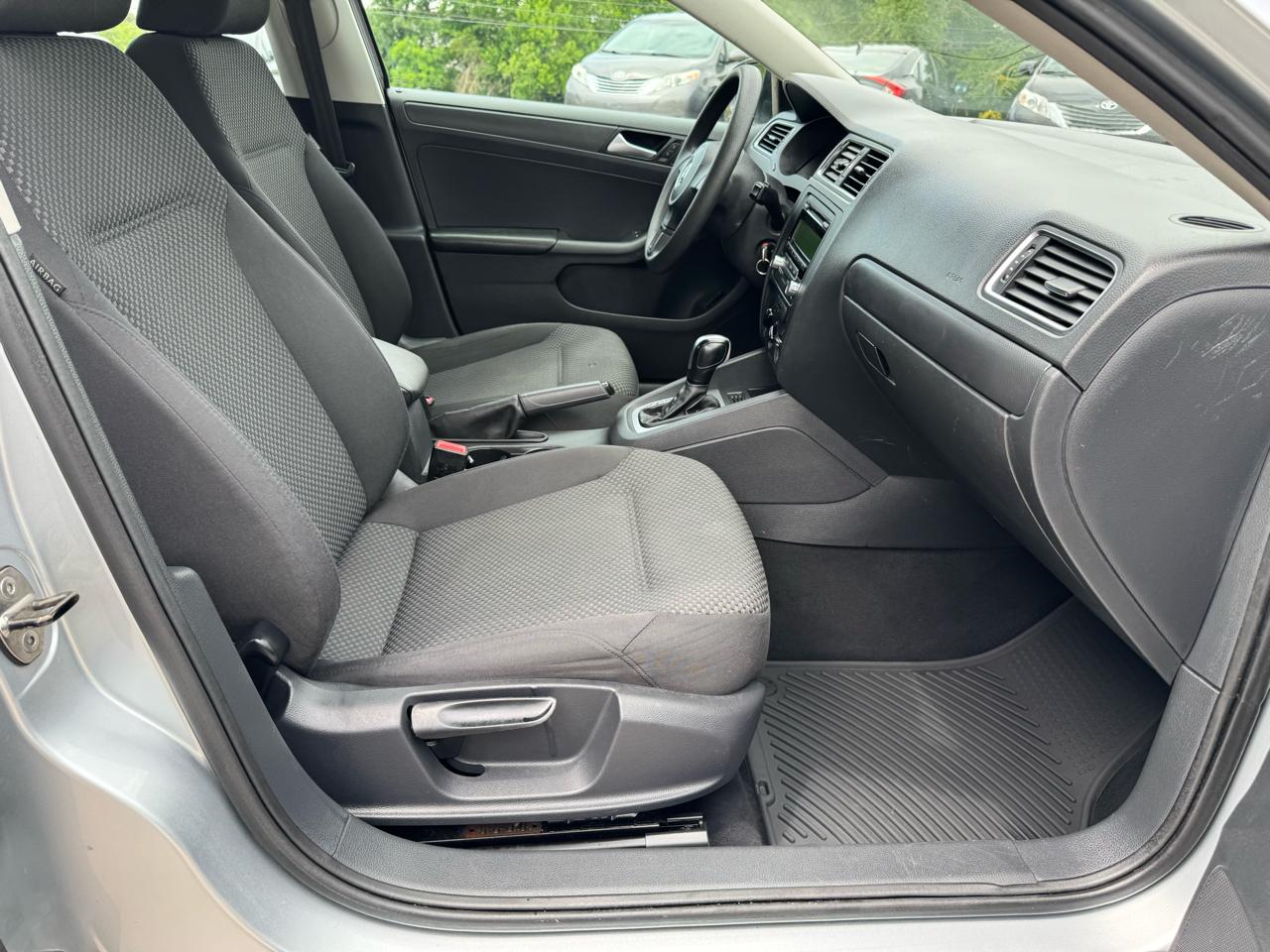 Volkswagen Jetta Sedan 4dr Auto S 2014