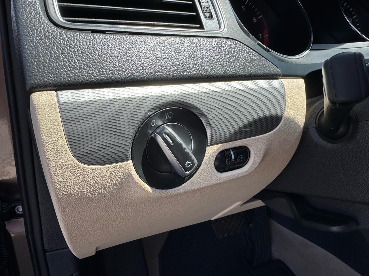 Volkswagen Jetta Sedan 4dr Auto 1.8T SE 2015