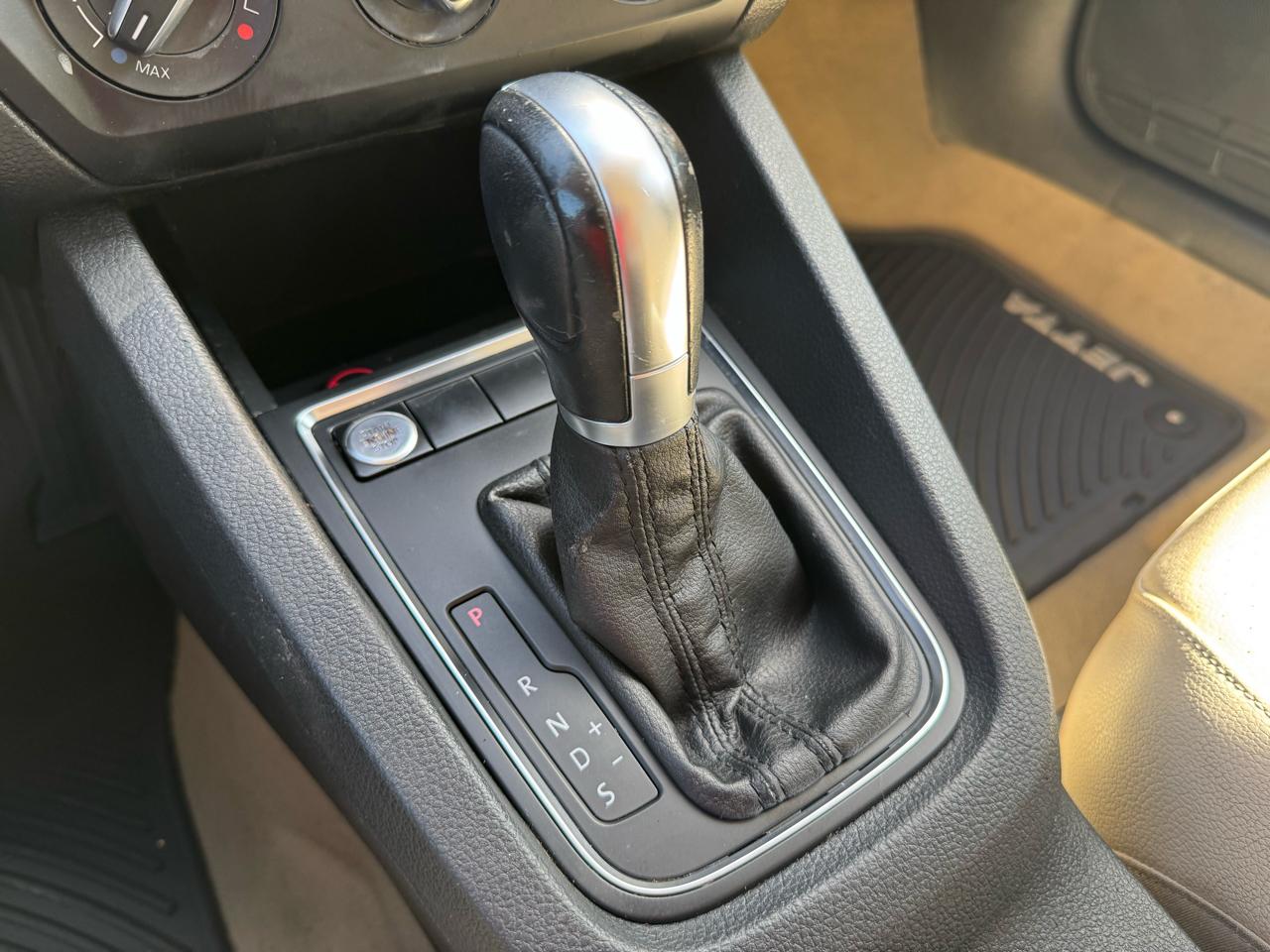 Volkswagen Jetta Sedan 4dr Auto 1.8T SE 2015
