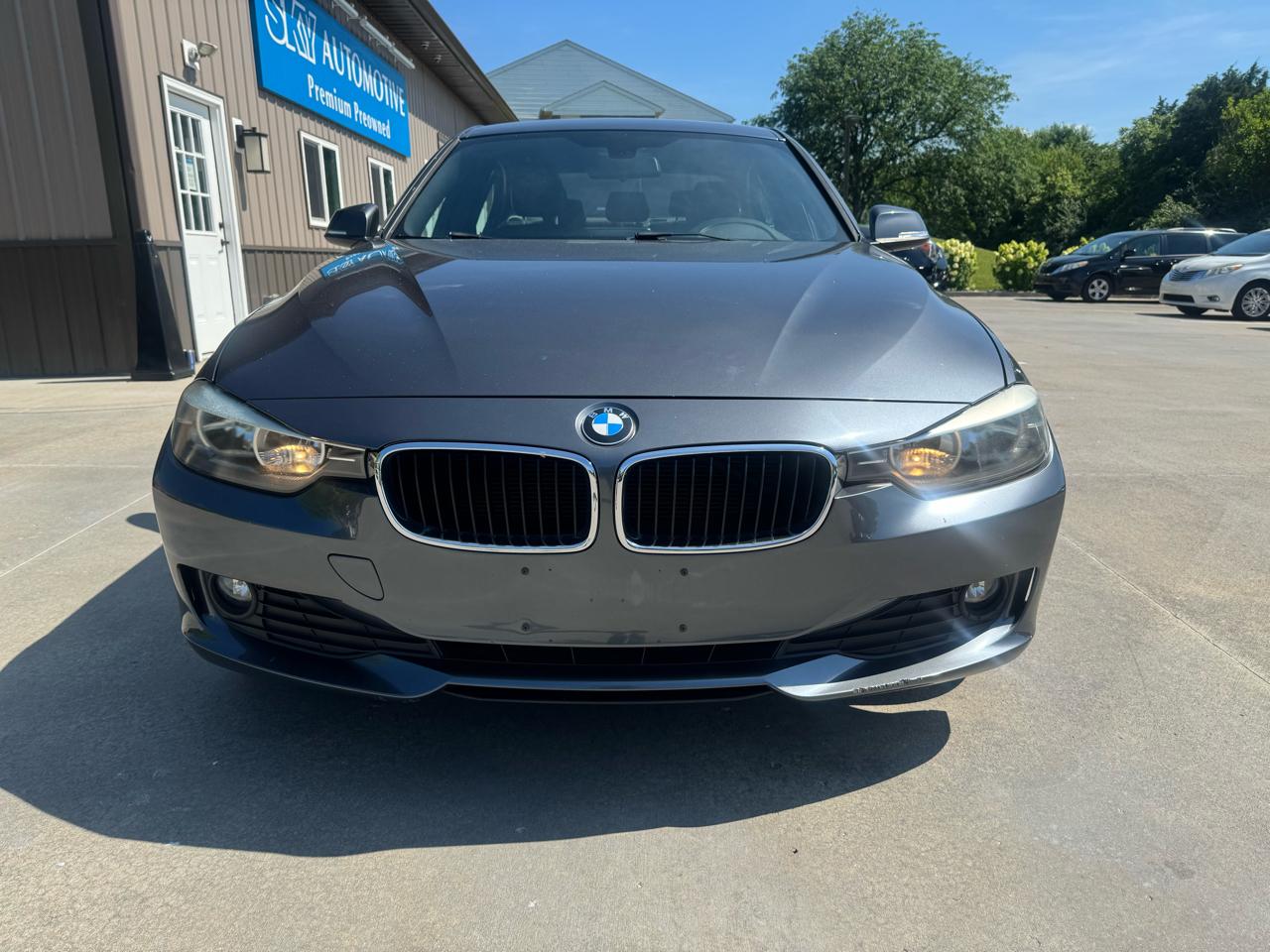 BMW 3 Series 4dr Sdn 320i RWD 2014