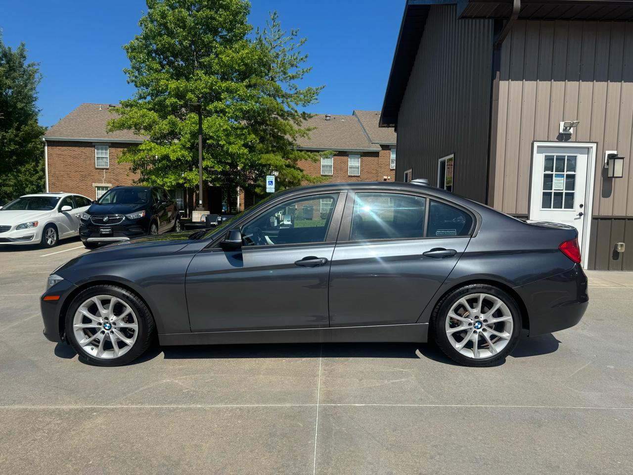 BMW 3 Series 4dr Sdn 320i RWD 2014