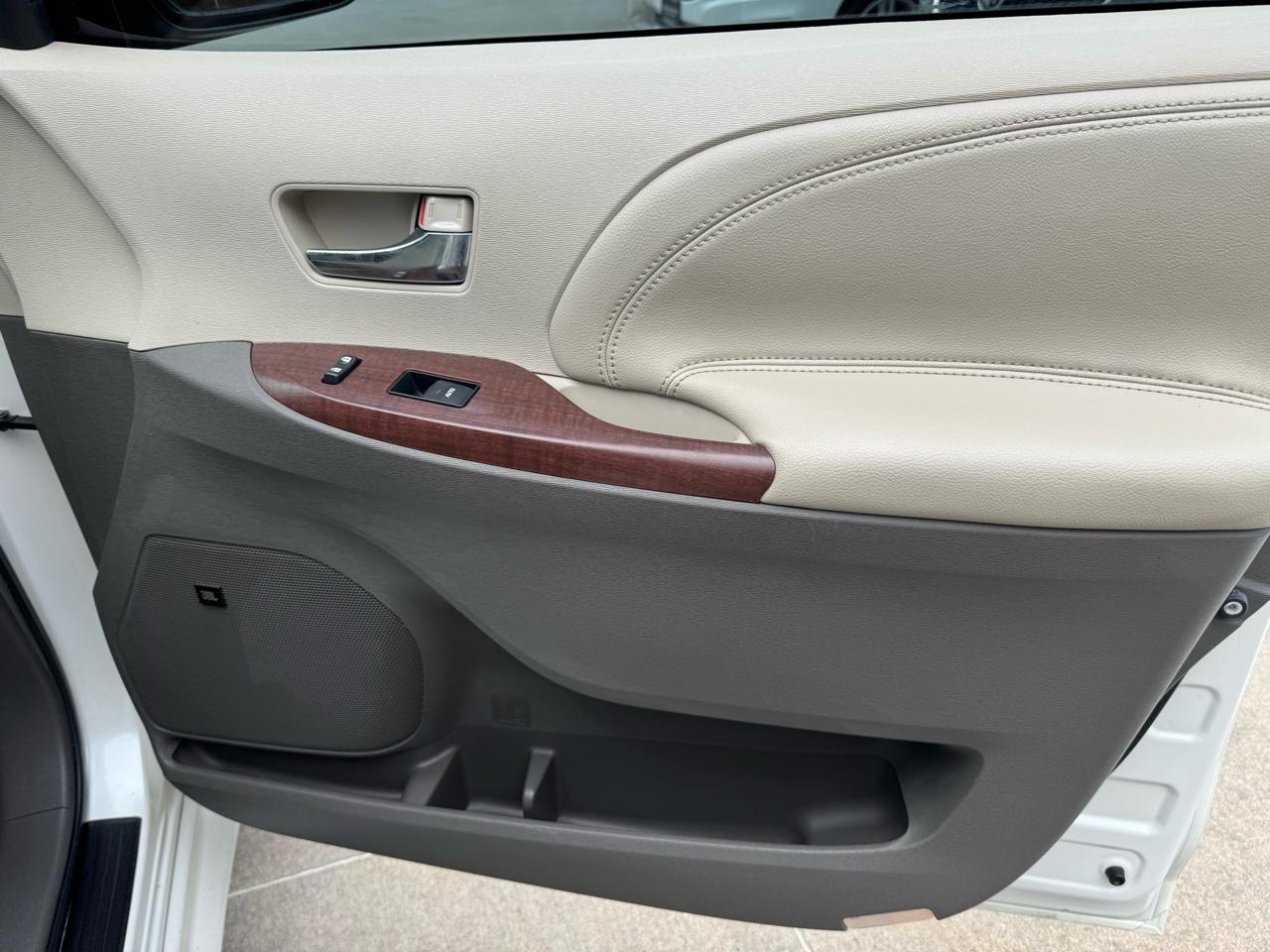 Toyota Sienna  2011