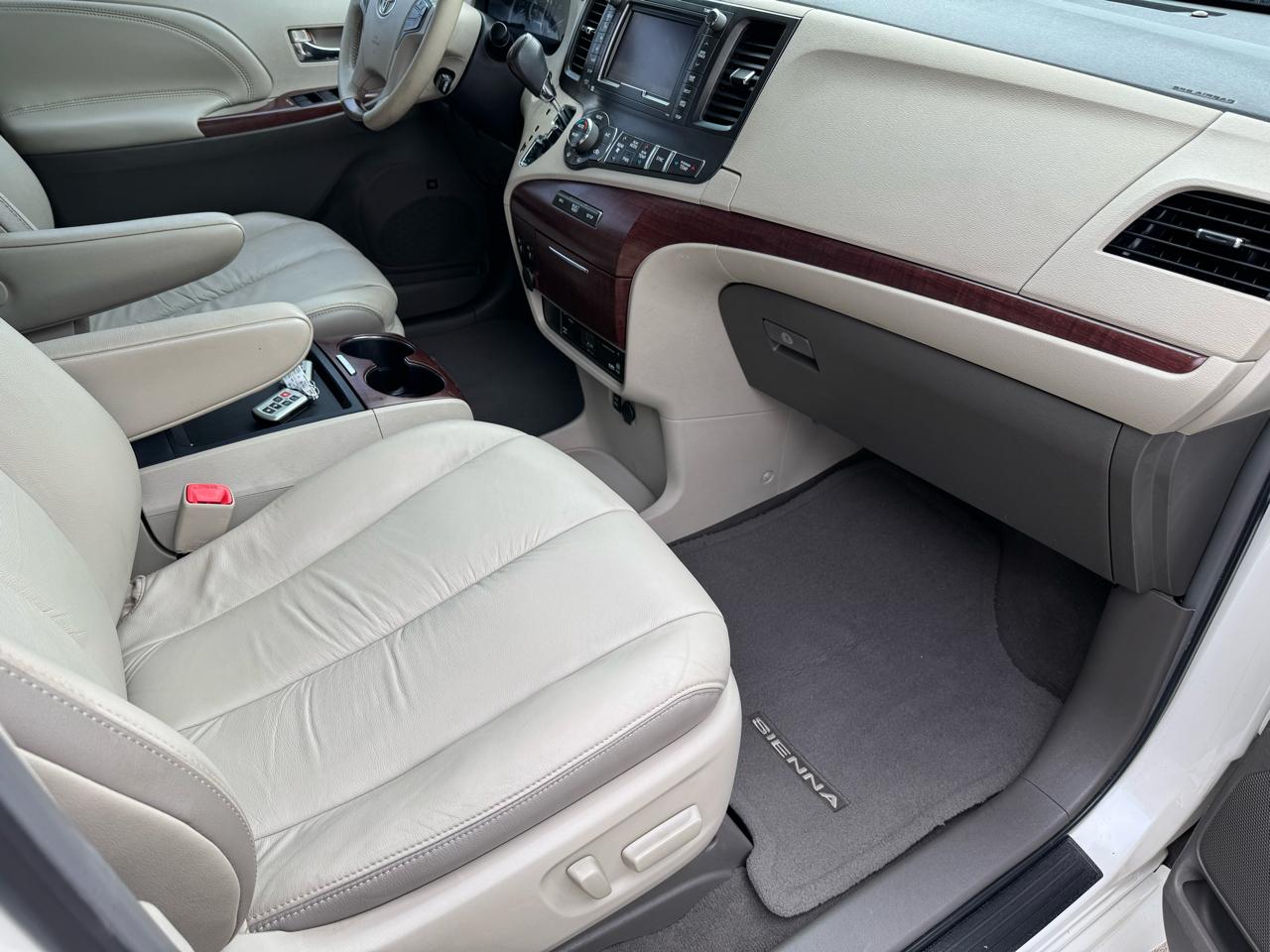 Toyota Sienna  2011