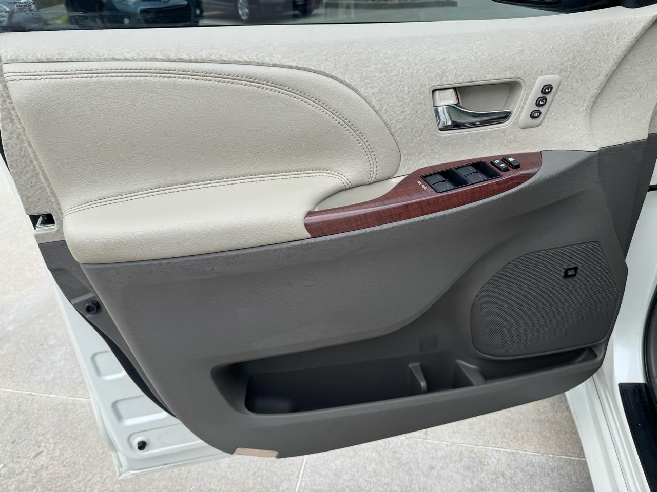 Toyota Sienna  2011