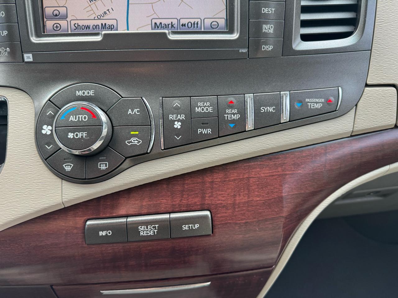 Toyota Sienna  2011