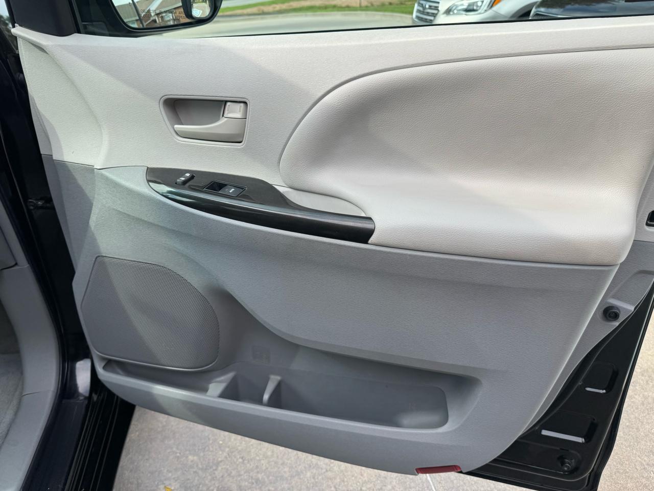Toyota Sienna  2012