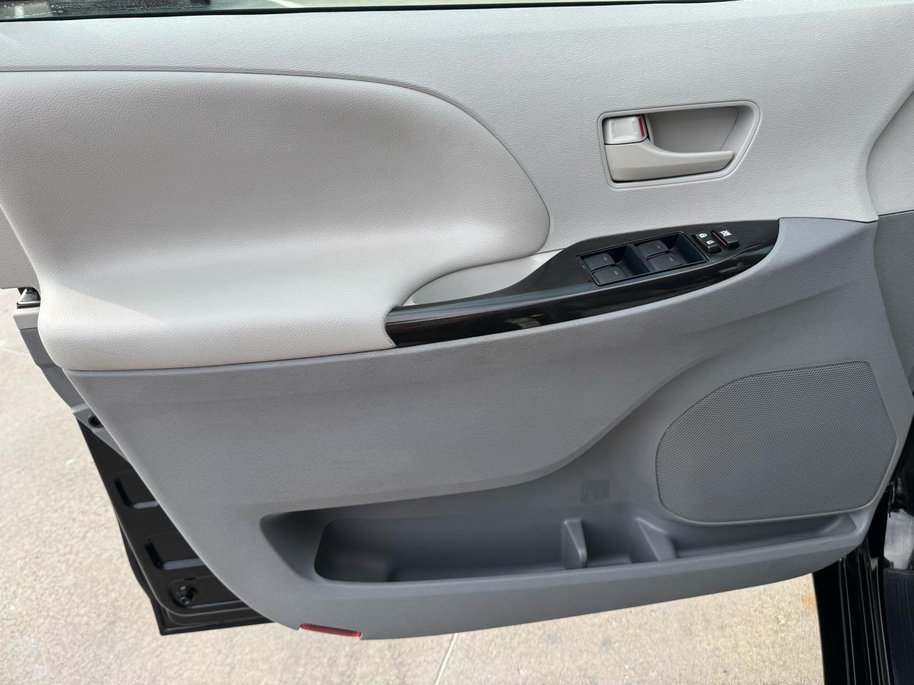 Toyota Sienna  2012